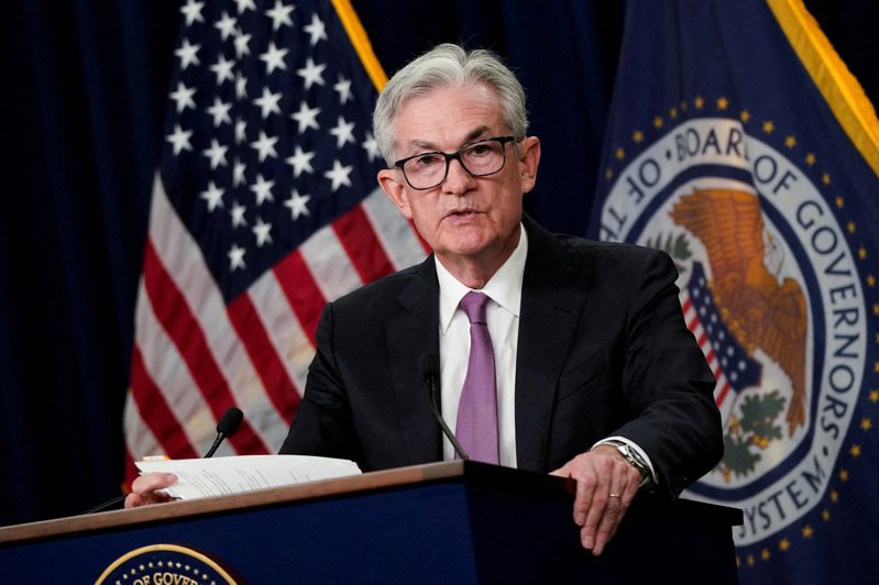 美國聯準會（Fed）主席鮑爾是否會在2日Fed決策會後釋出升息趨緩的訊號，全球投資人正屏息關注。圖／路透