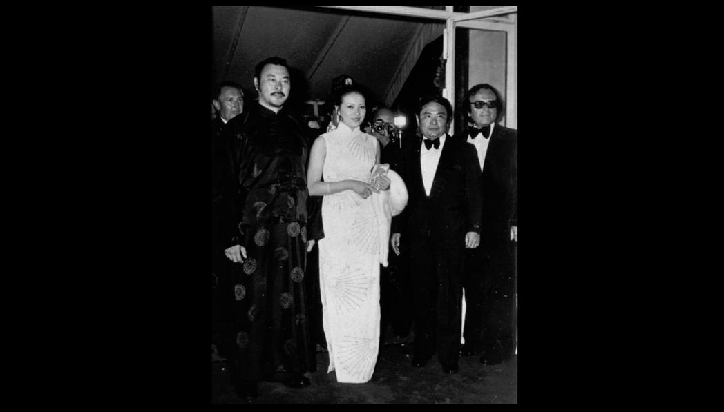 胡金銓 (右)1975 年憑《俠女》獲坎城影展最高技術委員會大獎，中為徐楓。圖／...