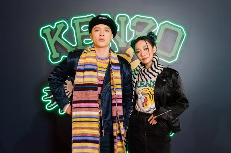 KENZO微風南山限定店開幕，歌手J.sheon（左） 與Julia吳卓源現身站台。圖／惇聚提供