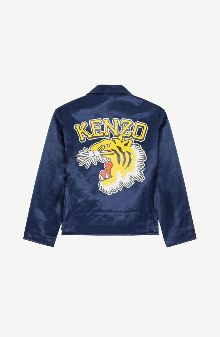 KENZO男裝常春藤學院水洗綢緞騎士外套49,800元。圖／惇聚提供