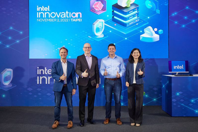 英特爾網路與邊緣解決方案事業部總經理Dan Rodriguez（左起）、英特爾資料平台工程與架構事業部總經理Zane Ball、英特爾企業副總裁暨亞太日本區總經理Steve Long，藉Intel Innovation Taipei盛大登場的機會，向台灣生態系廠商、開發者提供在地化內容演講，並與英特爾業務行銷暨公關事業群副總裁汪佳慧（右一）在台上合照。圖/英特爾提供