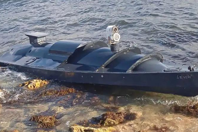 俄國人9月在塞凡堡港入口外發現一艘被沖上岸的無人艇，據信10月29日衝撞黑海艦隊的也是同型無人艇。圖／取自推特