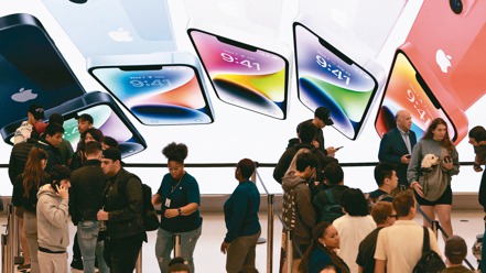 野村證券示警，iPhone出貨將自本季起連三季衰退，蘋果正異常增加一般型i14生產訂單，猜測蘋果正準備破天荒降價促銷，以刺激需求。（路透）