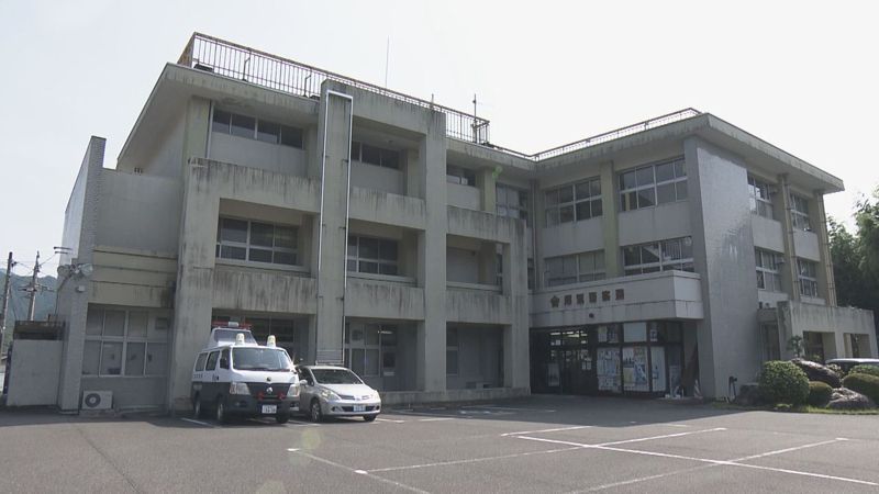 日本三重縣警方接獲通報，表示一棟廢墟別墅裡有不明男性的白骨。圖擷自東海地方NEWS