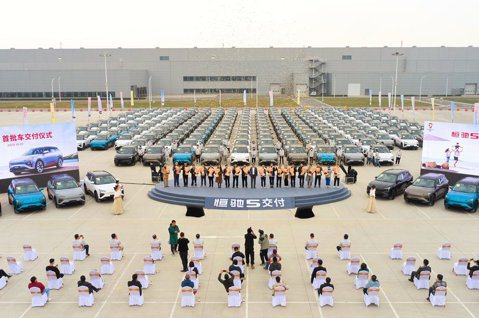 中國恒大汽車全新電動SUV「恒馳5」開始交車 將逐漸消化3.7萬份訂單