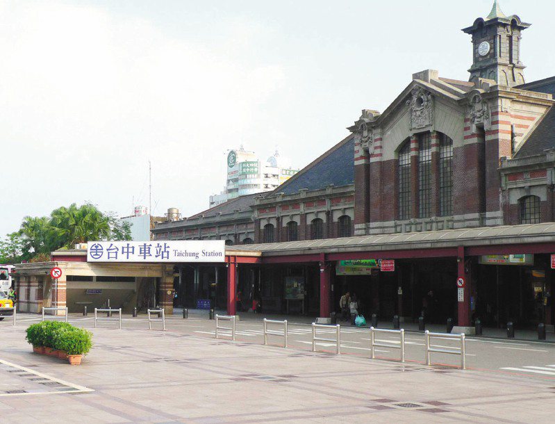2015年臺中火車站。最早於1906年通車，並在1917年時改建成為現在的樣子。（圖／聯合報系新聞資料庫照片）