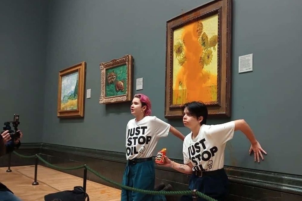 Just Stop Oil的組織成員在英國國家美術館進行抗議時，將番茄汁潑向梵谷...