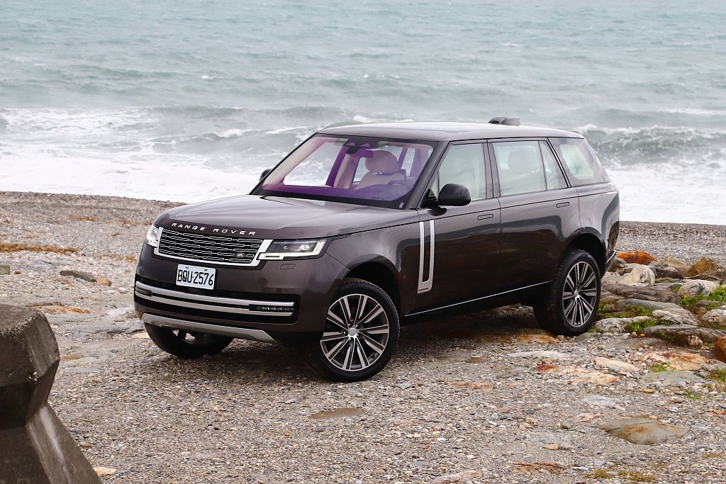 全新第五代Land Rover Range Rover外觀造型設計捨去許多繁雜線...