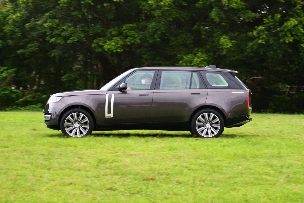 全新第五代Land Rover Range Rover標準車型就有5,052mm...
