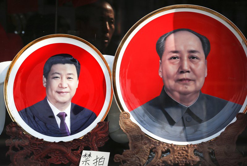 美國資深漢學家認為，毛澤東比習近平聰明得多，也更有charisma。圖為北京天安門廣場附近一家商店陳列的毛澤東和習近平頭像瓷盤。（美聯社）