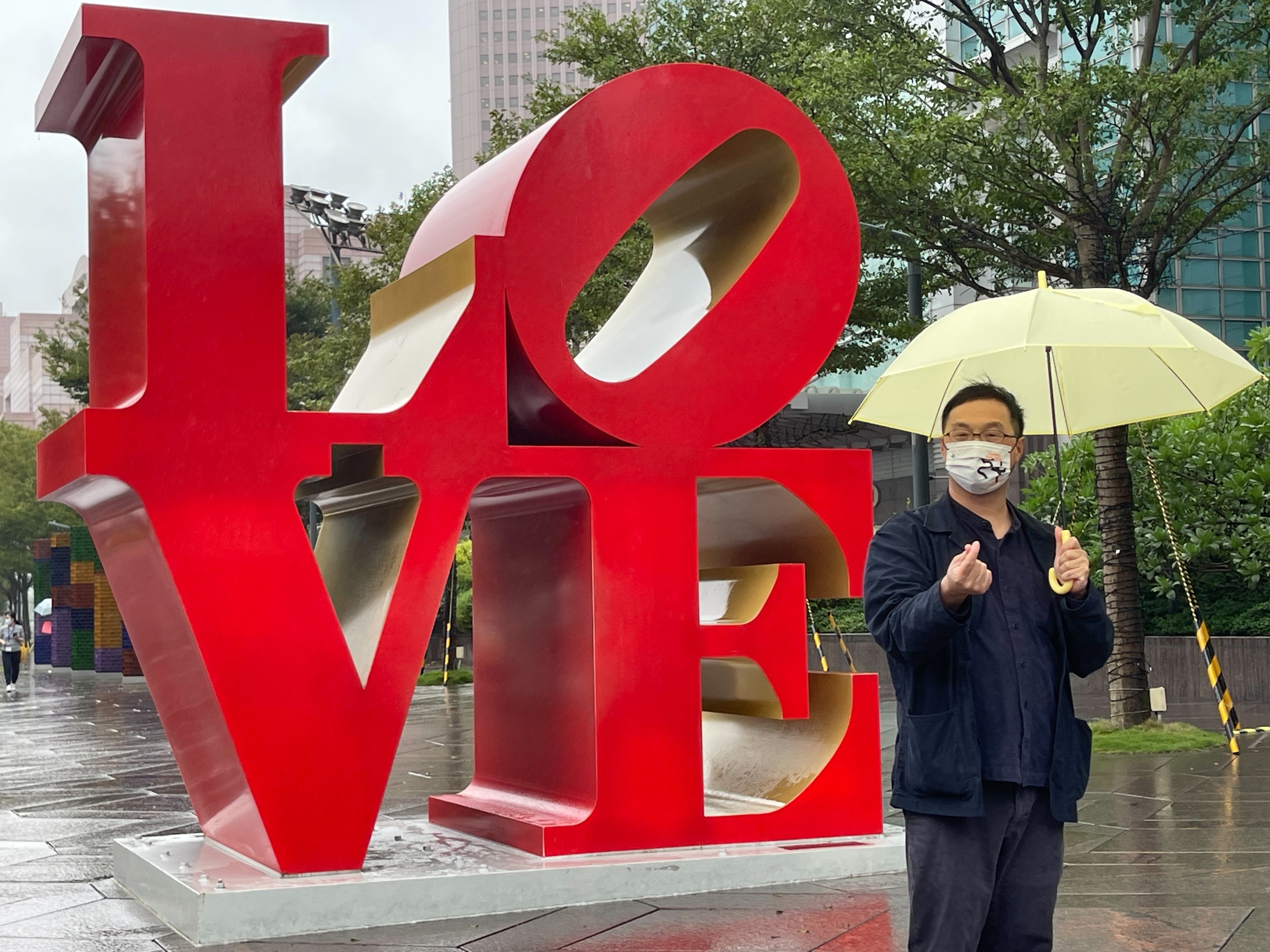 深田晃司來台第一站直奔台北101，與地標「LOVE」雕塑合影。圖／海鵬提供