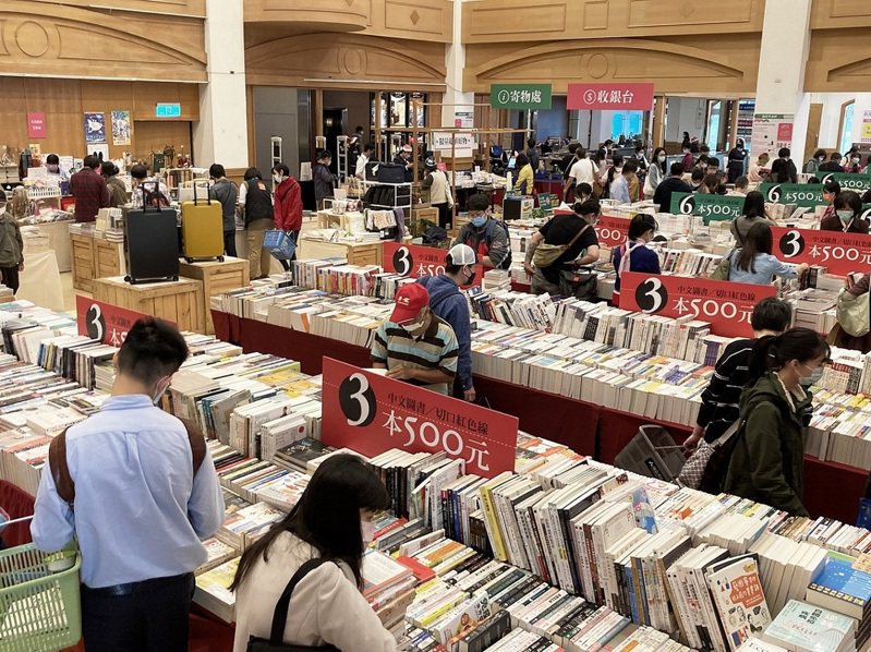 2022誠品書店年度最大舊書拍賣會，11/9於台中中友百貨13樓國際大廳登場。圖／誠品書店提供