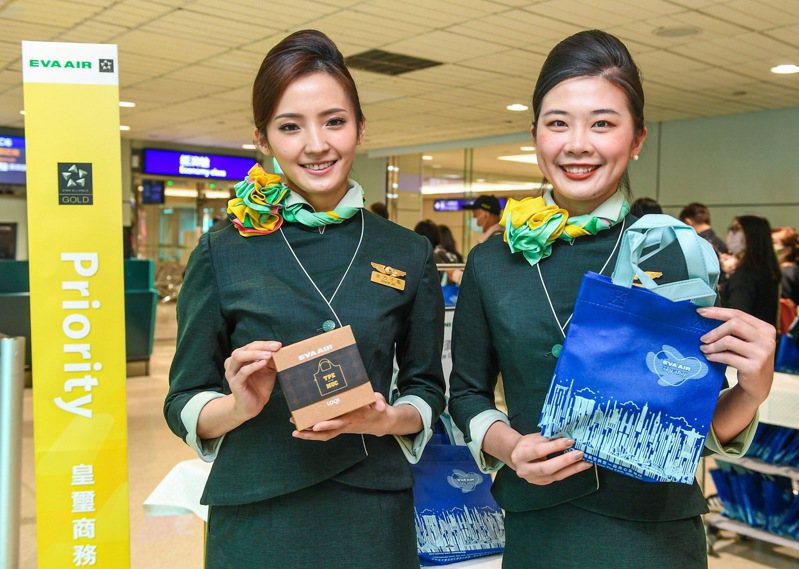 長榮航空為台北-慕尼黑航線開航精心準備印有兩地特色地標的環保購物袋，贈送給每位搭乘首航班機的旅客作紀念。長榮航空提供