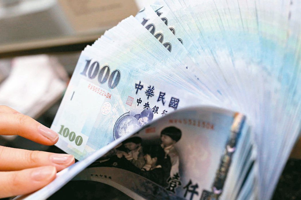 法人建議，可納入股債混合的台灣多重資產基金抵禦波動。（路透）