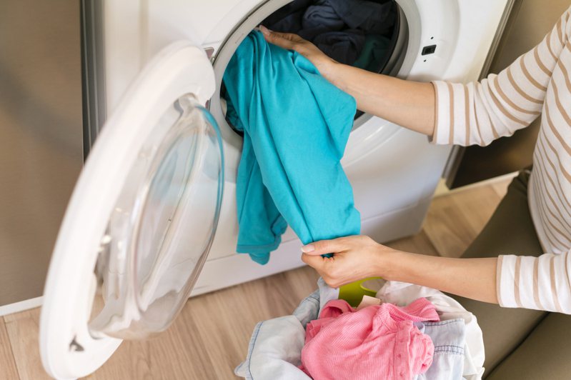 洗衣服時遇到有拉鍊的衣物究竟該拉上還是打開？專家界一致認同相同作法「不損傷其他衣物」。 圖／ingimage