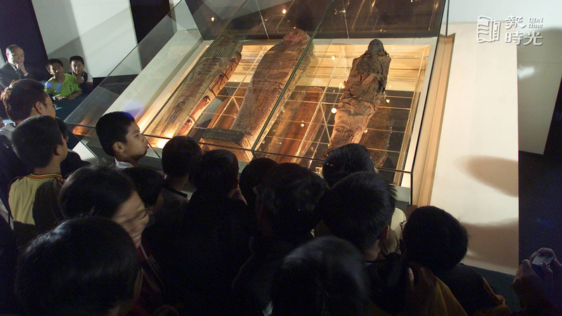 國立自然科學博物館收藏的古埃及木乃伊，昨天正式開展，小朋友們在千年古屍前都覺得可怕。圖＼聯合報系資料照（2002/12/17　于志旭攝影）  

