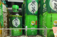 差在哪裡？超商日式綠茶「大小不同但價格一樣」 網友超好奇