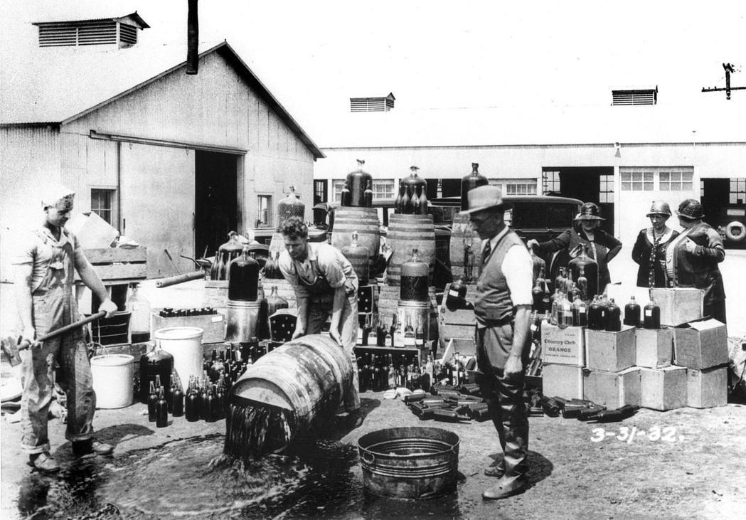1920年1月1日生效的全國禁酒令終結了調酒的黃金時代。圖為1932年，美國聯邦...