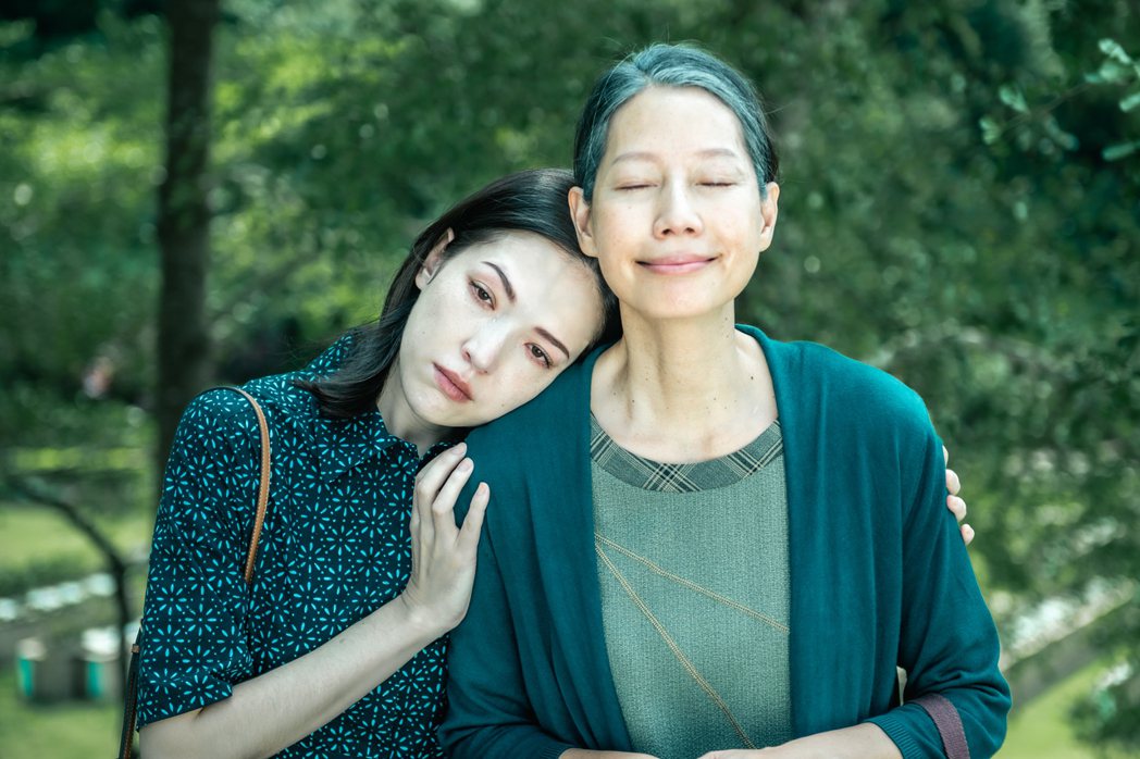 在影集「她和她的她」中，演員許瑋甯（左）飾演的林晨曦從解離世界回歸現實後，重返宜蘭老家探望媽媽丁寧（右），母女和解的這一幕讓網友稱讚是全劇3大哭點之一。圖／Netflix提供