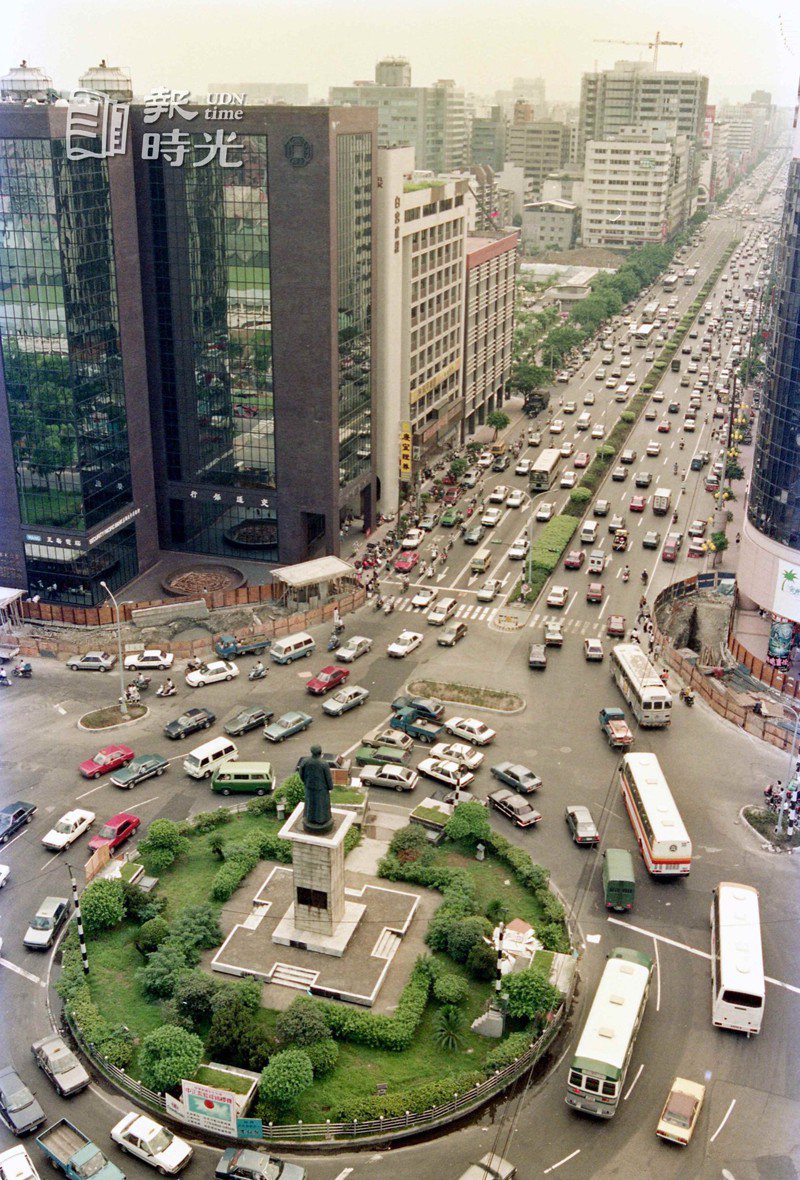 台北市長吳伯雄指示交通局，形成交通瓶頸的圓環應該趕快拆除。圖／聯合報系資料照（1988/9/8 林建榮攝影）
