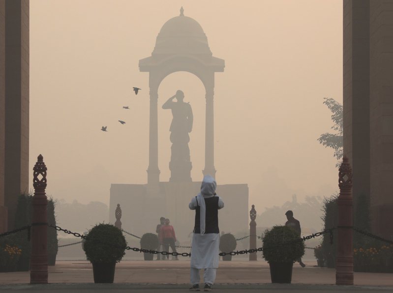 印度新德里当局已唿吁居民在家工作以避开目前正笼罩该地区、世界上污染最严重的空气。欧新社(photo:UDN)