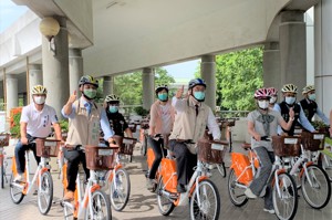 台南市長黃偉哲（前左二）昨宣布引進YouBike2.0系統，明年3月起全面接手營運台南市公共自行車。記者吳淑玲／攝影