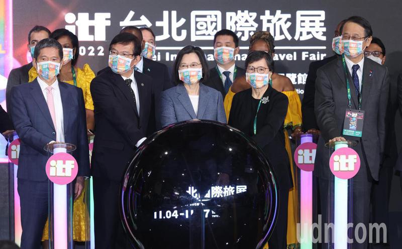 第30屆「ITF台北國際旅展」今天在台北南港展覽館登場，蔡英文總統（中）出席開幕式致詞並啟動。記者潘俊宏／攝影