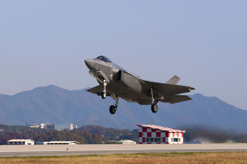 南韓軍方4日發現北韓出動約180架戰機的航跡，緊急出動F-35A匿蹤戰機等80多架戰機應對。South Korean Defence Ministry / AFP