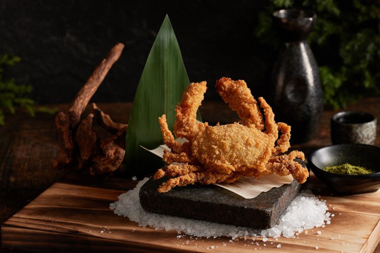 藝奇日本料理招待價值250元的「名物軟殼蟹」。圖／王品集團提供