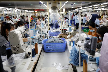 億雄鞋業正準備對旗下位於越南胡志明市的工廠，大砍三分之二員工，圖為示意圖，非該公司廠房。（路透）