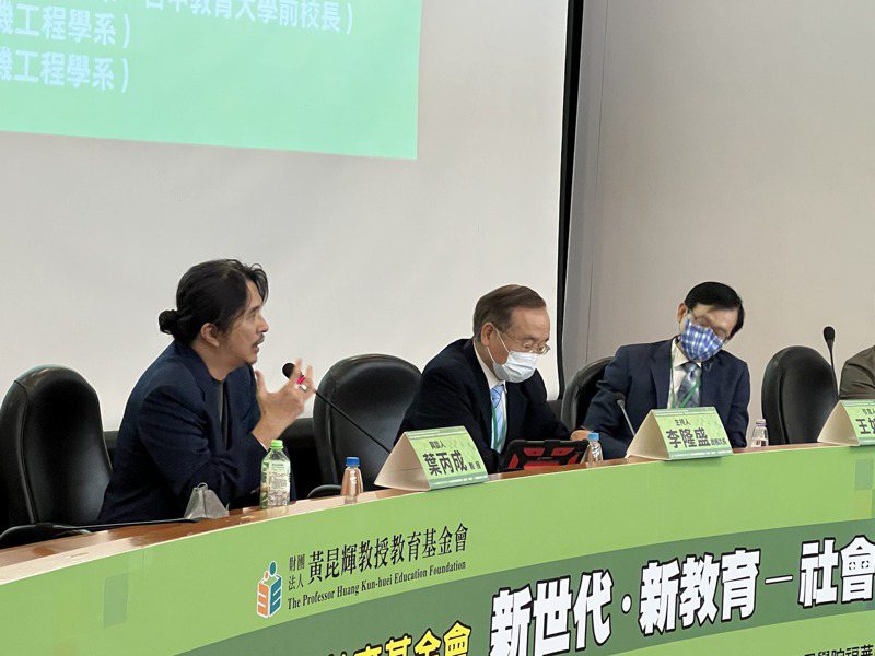 台大電機系教授葉丙成（左）表示，線上協作是未來人才需具備的樣貌，但台灣推動科技人才培育上最大的阻力是家長。記者許維寧／攝影