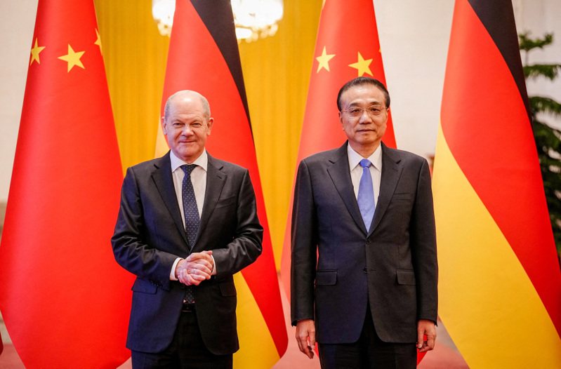 中国国务院总理李克强（右）和德国总理萧兹（左）4日出席中德两国总理联合记者会。路透(photo:UDN)