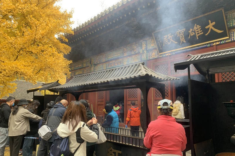 北京近郊的寺廟周末湧入大量人潮。記者陳政錄／攝影