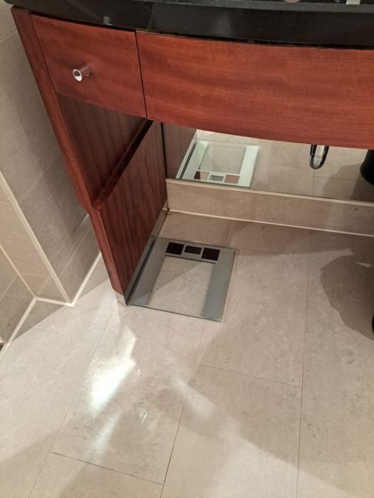 原PO不滿飯店浴室擺了一台體重機。圖擷自爆怨公社