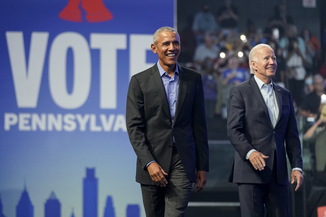 美國期中選舉前的最後一個周末，美國現任總統拜登(右)和前任總統歐巴馬(左)在賓州...