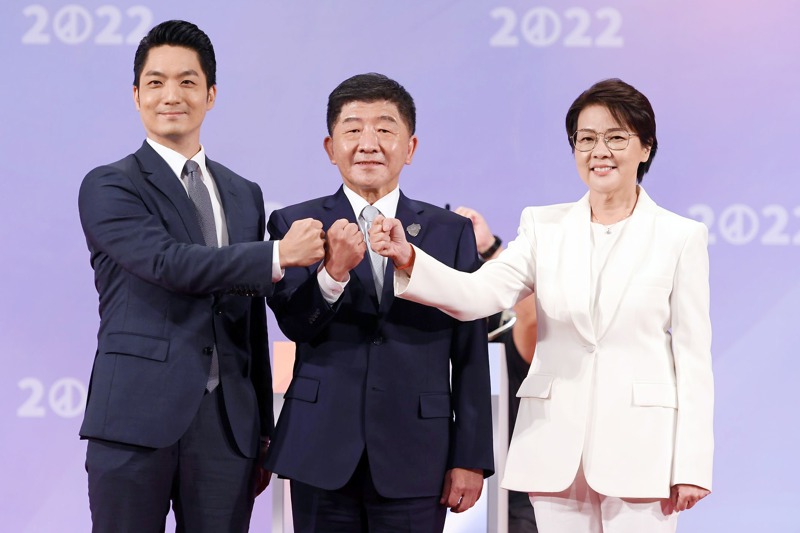 台北市長選戰電視辯論5日登場，市長候選人蔣萬安（左起）、陳時中、黃珊珊同場交鋒。圖／主辦單位提供