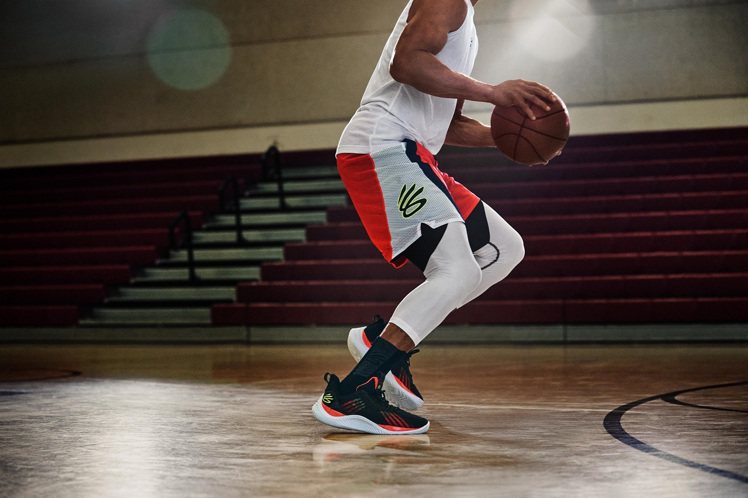 UNDER ARMOUR Curry Flow 10籃球鞋5,280元。