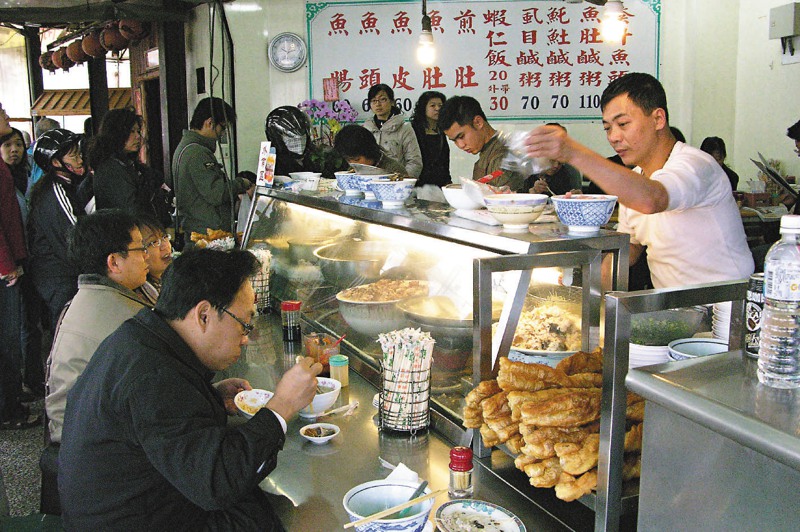 台南知名小吃「阿堂鹹粥」先前漲價引發議論，不少人關注漏開發票的問題。圖／聯合報系資料照片