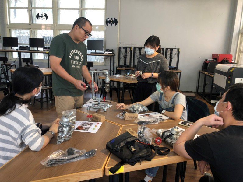 新竹高工創客中心工業風造型桌燈研習課程，讓師生享受手作組裝、堆疊的樂趣，從無到有產出作品。圖／教育部提供