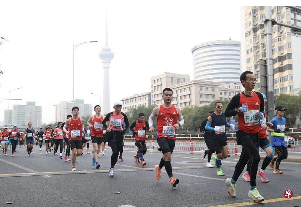 2022年北京馬拉松星期天（11月6日）舉行。圖為選手在比賽中。（中新社）