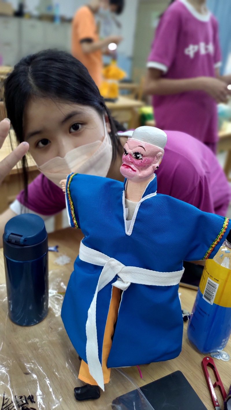 美術班學生蘇湘云說：有自己專屬的布袋戲偶感覺很特別。圖／淡水國中提供