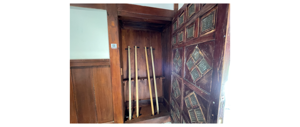 新竹州警務部部長官舍修復完成，門口旁的槍櫃保留下來，現在改放木棍，呈現歷史軌跡。...