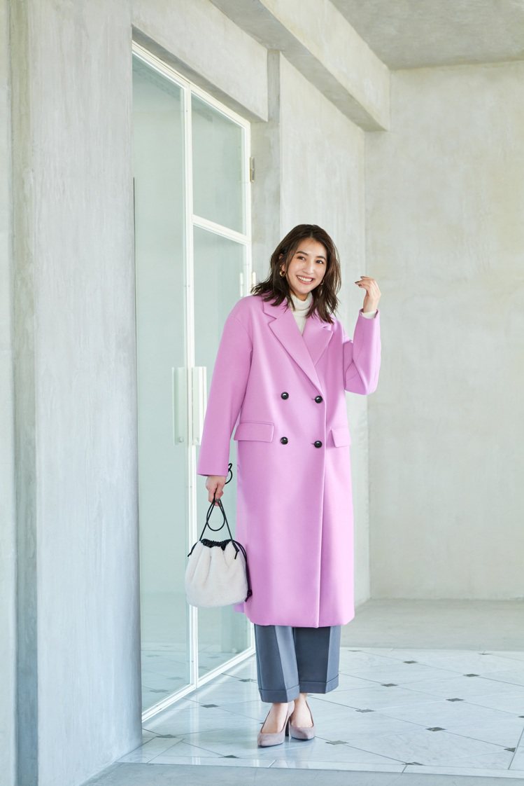 GU秋冬必備的女裝麥爾登針織西裝大衣，在網路商店獨家推出1,111元超值優惠價。...