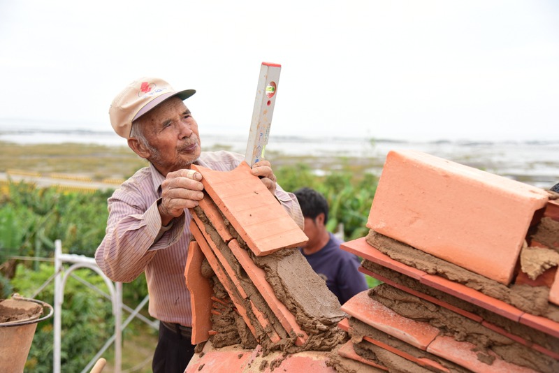 今年82歲的梁瑤望是金門著名的土水匠師，也是第五屆金門文化獎的得主，他到現在還是每天準時上班工作，敬業精神，讓他的後輩都很佩服。圖／金門縣文化局提供