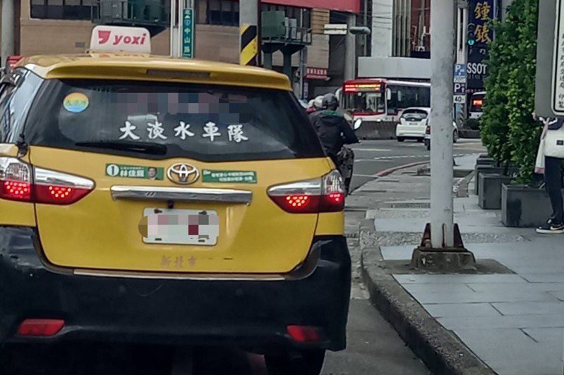民進黨新北市長候選人林佳龍競選辦公室表示，是合法租用計程車車尾廣告，並無不法。圖／林佳龍競辦提供