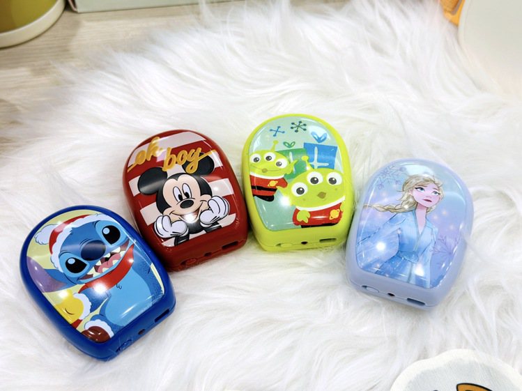 迪士尼USB隨身暖手寶，共有米奇、史迪奇、Elsa、三眼怪等款式，全家行動購熱賣...
