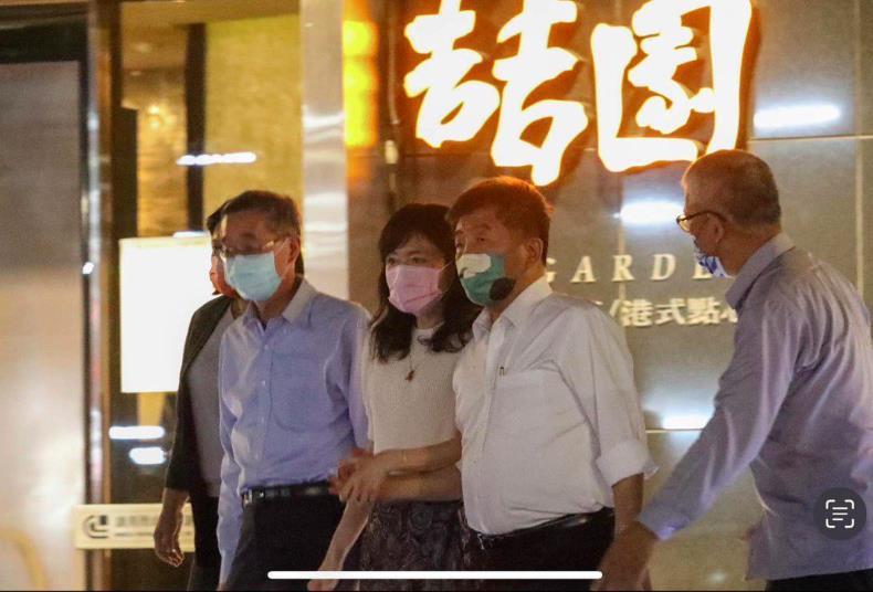 台北市議員徐巧芯臉書貼出民進黨候選人陳時中與一位女性牽手的照片，引發爭議。 圖擷自徐巧芯臉書