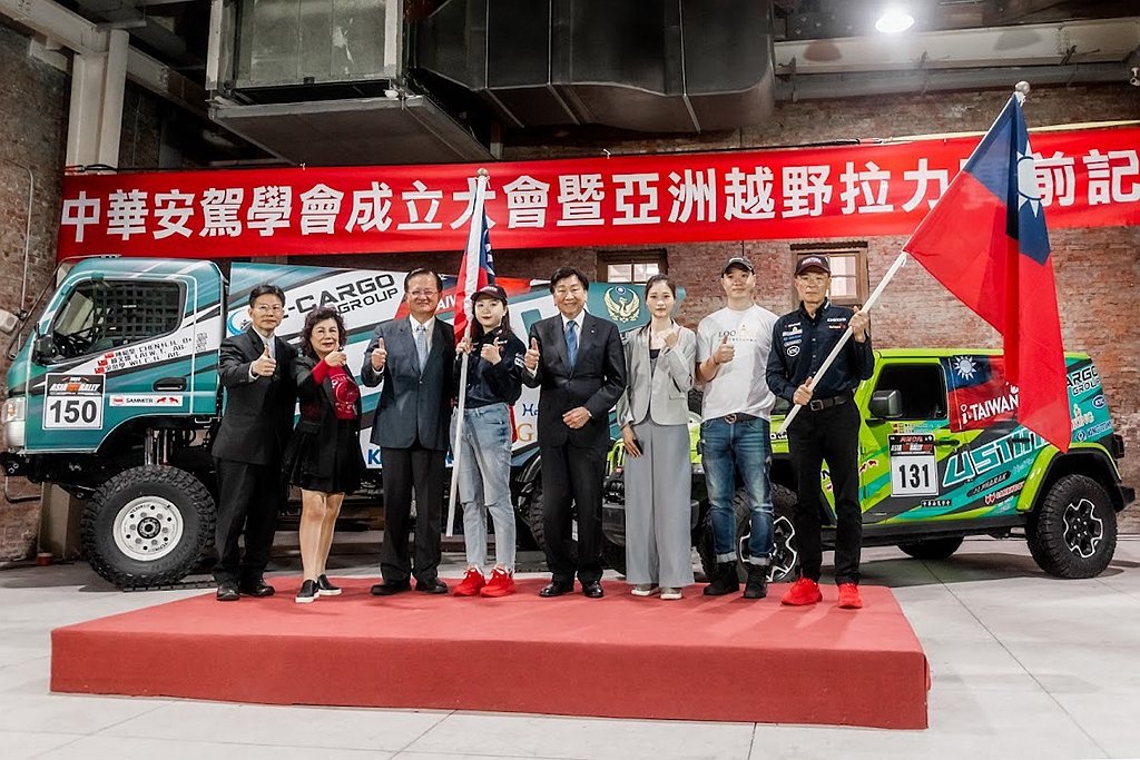 消防署長蕭煥章(左三)與前國際奧會委員吳經國(右四)一同授旗給iTaiwan Rally Team兩位車手陳和皇與陳怡文父女檔，預祝旗開得勝。 圖／iTaiwan Rally Team提供
