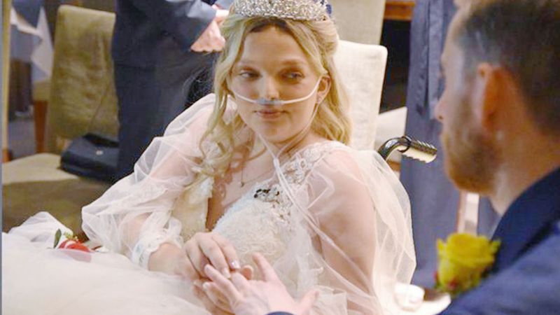 28岁的柯斯蒂因癌末住进医院，为了一圆她的梦想，她的先生特地在医院里举办一场迪士尼婚礼，希望可以让她开心。图撷自(photo:UDN)