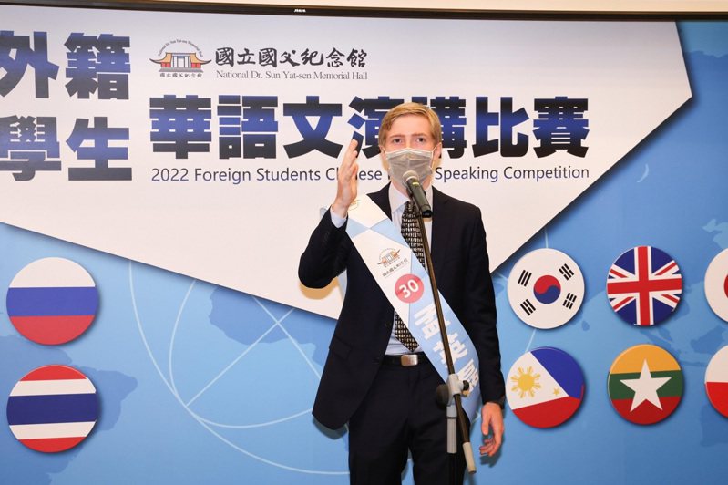 2022年外籍學生華語文演講比賽8日舉行，來自美國的孟英磊以「我看台灣的宗教信仰」演講題目，搭配生動的抬轎動作，獲得評審一致推選為冠軍。圖／中央社